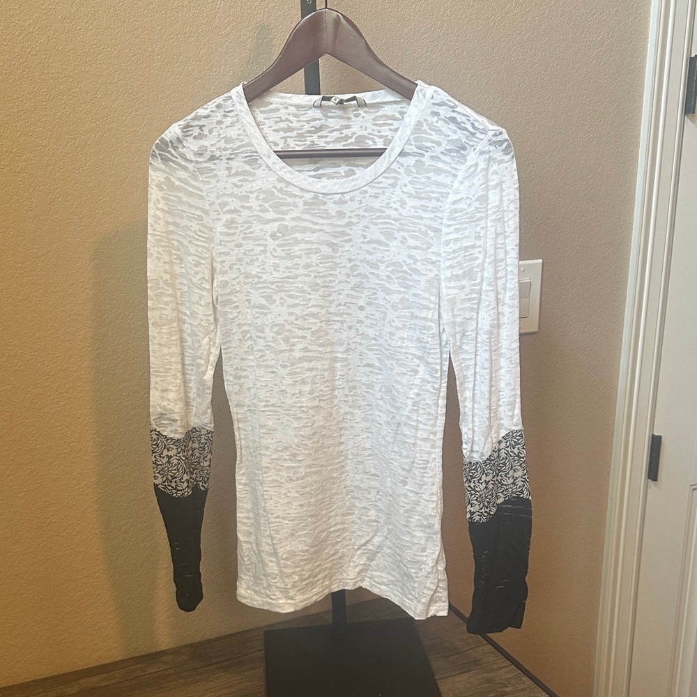 Women’s BKE white burnout long sleeve top size small